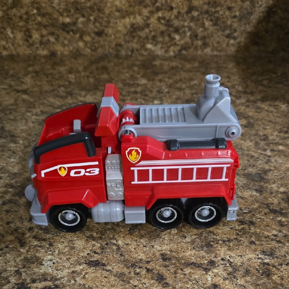 Paw Patrol  Marshalls Red and Gray Fire Truck‎ with Movable Ladder